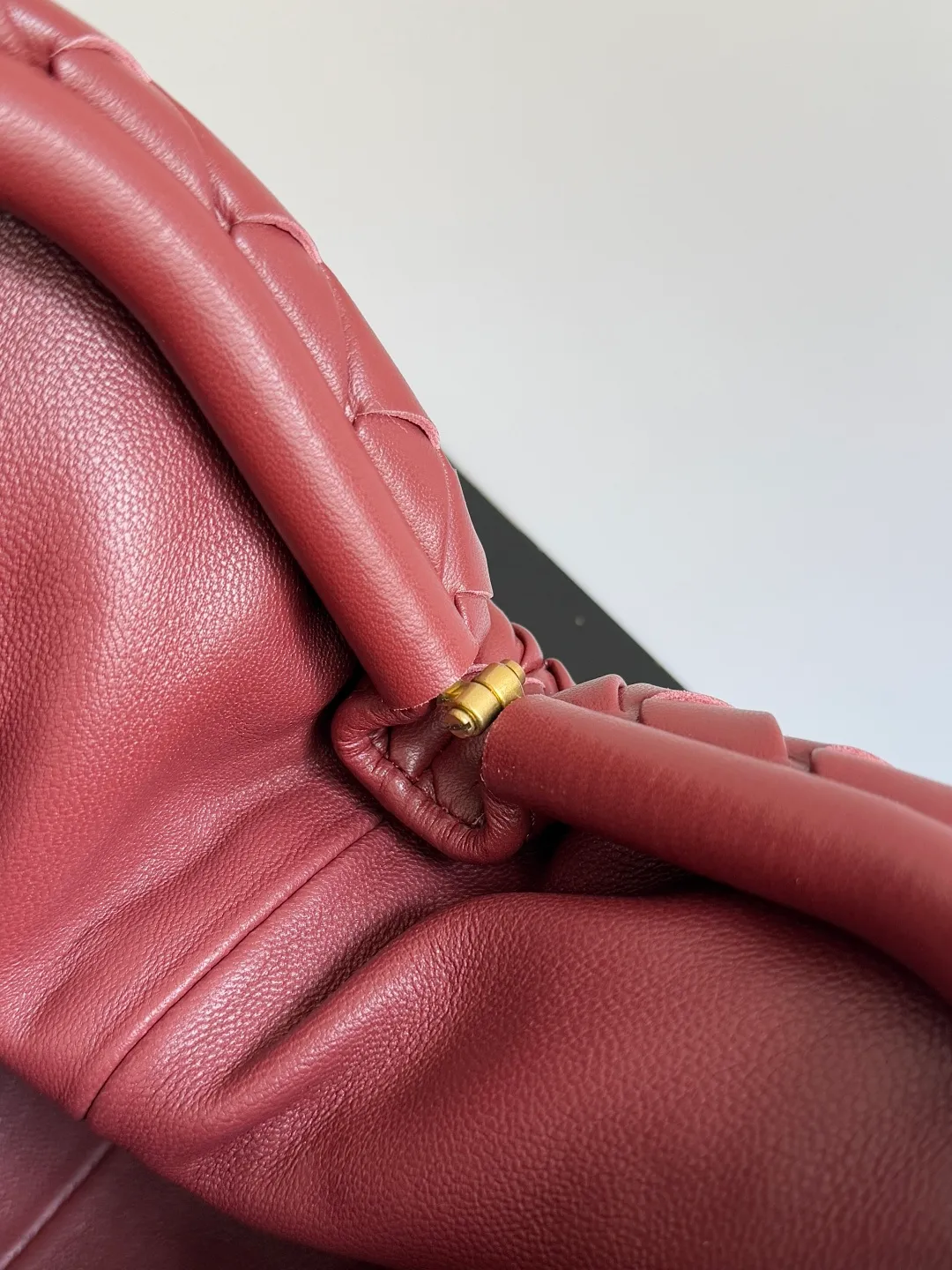 Batch 2260 BOTTEGA VENETA Lady's LAUREN CLUTCH Chain Clutch was inspired by 40 years ago. It is a perfect fusion of classic and modern bags. It is effortless and fashionable for any occasion and at any time. The newly added detachable metal chain allows people to have more ways to carry it. It is grand and elegant. Style No.: 785807 Size: 31.5*16.5*11cm
